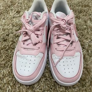 Nike pink shoes 5.5y/7wmns